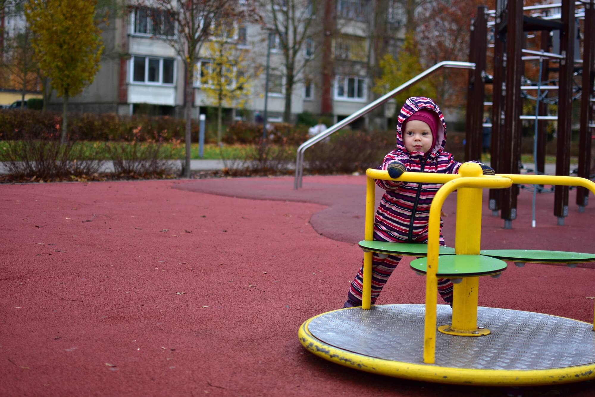 Kinder spielen auf einem nach <a href=