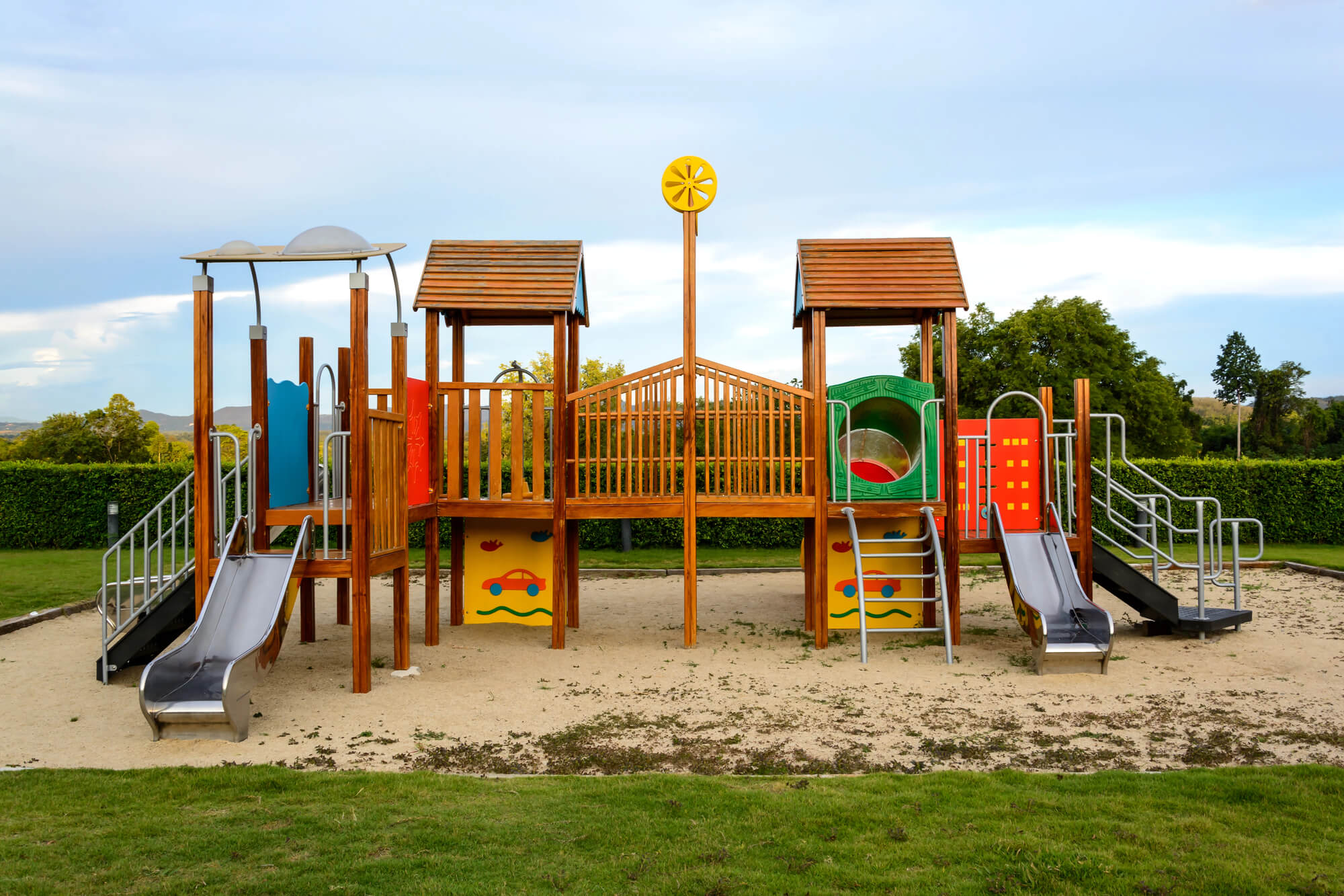 Leerer Spielplatz vor einer Spielplatzprüfung