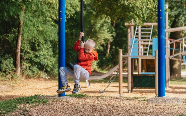 Öffentlicher Spielplatz mit Klettergerüst und Fallschutz als Beispiel für die Anforderungen der DIN&nbsp;EN&nbsp;1176
