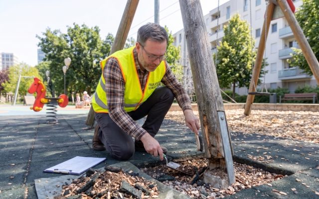 Sachkundige Person führt die jährliche Hauptinspektion an einem Pfosten eines Schaukelgerüsts durch und dokumentiert den Zustand