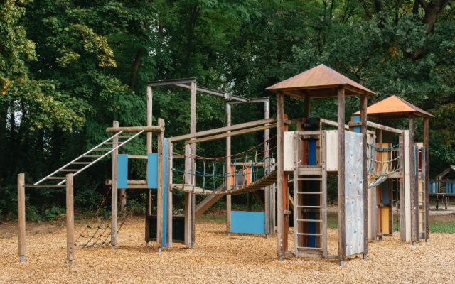 Öffentlicher Spielplatz mit Klettergerüst als Beispiel dafür, wie oft ein Spielplatz kontrolliert werden muss.
